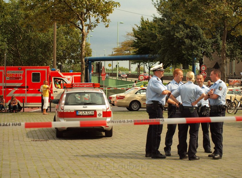 2 Denkmalkletterer hielten Feuerwehr und Polizei in Trapp Koeln Heumarkt P139.JPG
